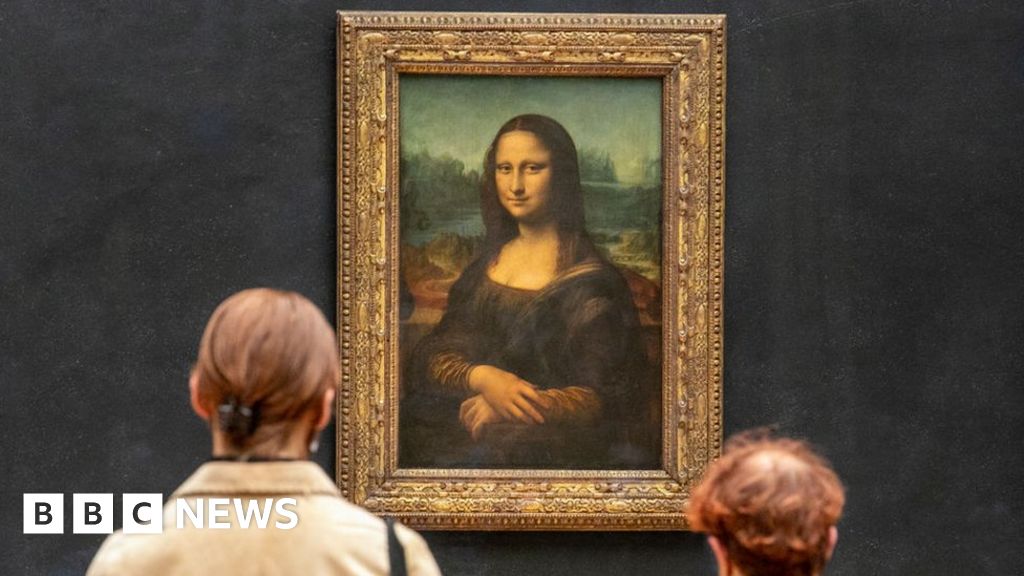 Mona Lisa: Protesters throw soup at da Vinci painting