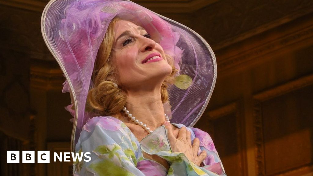 Plaza Suite: Theatre critics say Sarah Jessica Parker is a 'revelation'