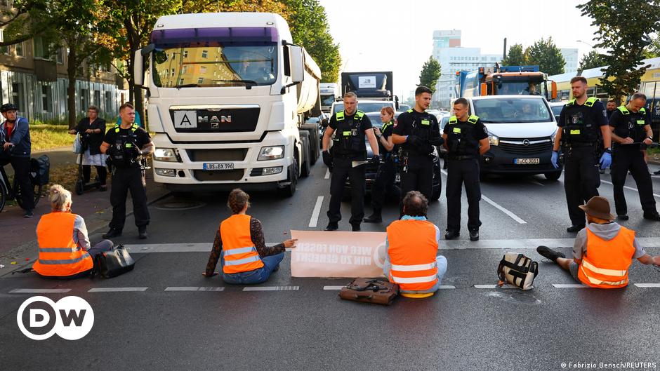 Green lawmaker hit by car at climate protest – DW – 01/15/2024
