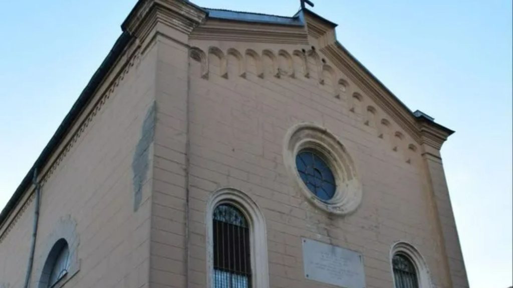 Masked gunmen storm church shooting multiple people leaving at least 1 dead during Sunday service in Istanbul