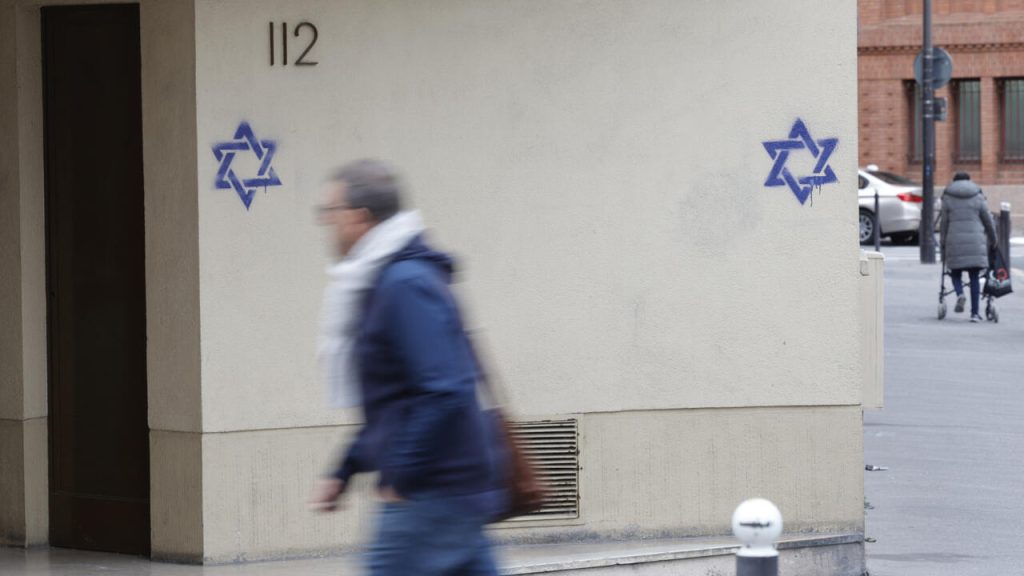 France blames Russia’s FSB for anti-Semitic Star of David graffiti campaign