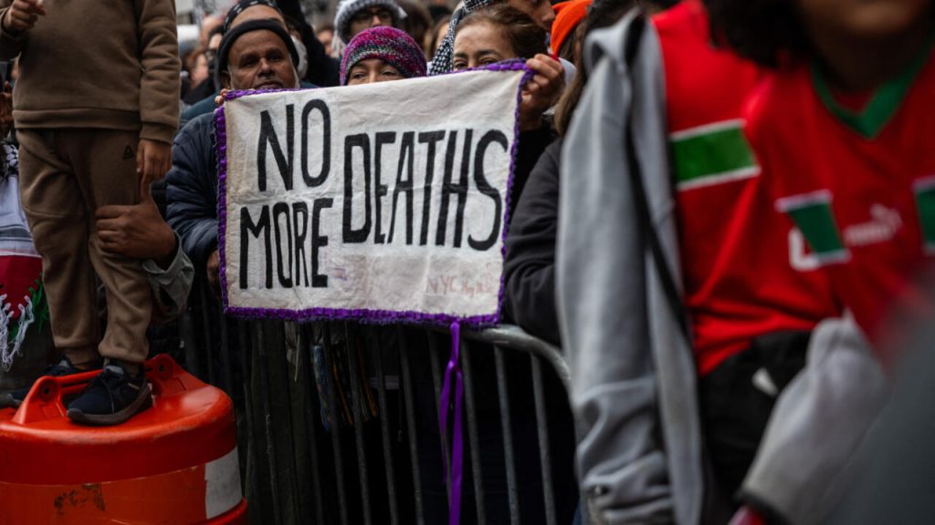 What are the details of the 40-day Gaza truce draft proposal being studied by Hamas?