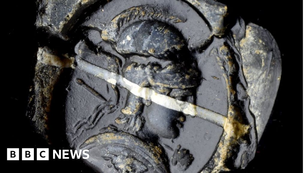 British Museum to put stolen items on show