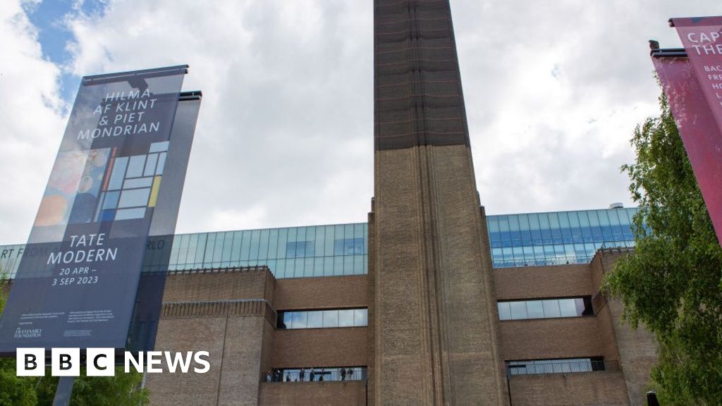 Man dies after falling from Tate Modern gallery