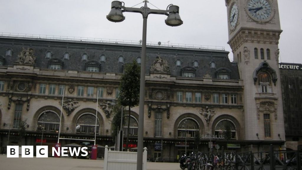 Paris knife attack: Three wounded at Gare de Lyon station
