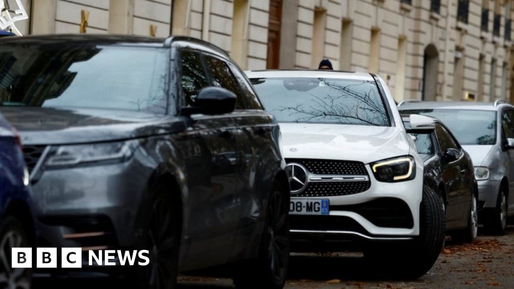 Parisians vote for rise in parking fees for SUVs