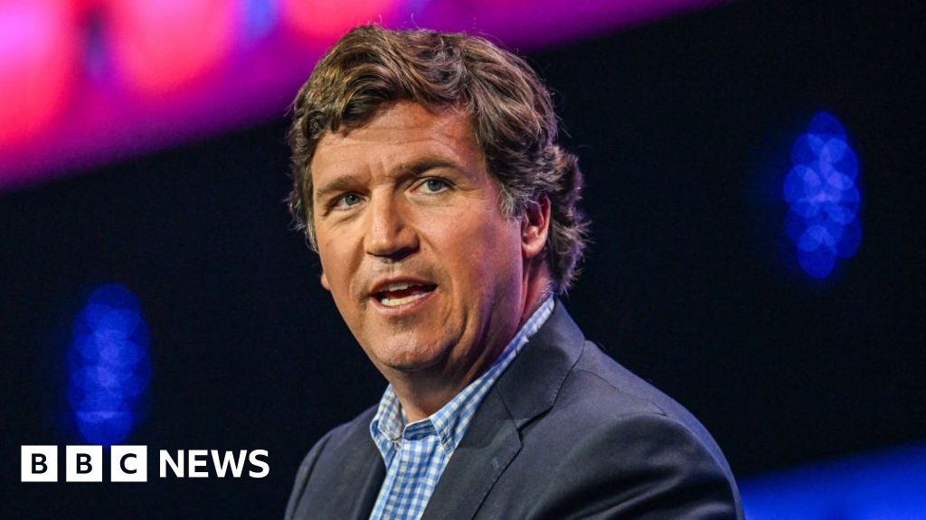 Tucker Carlson: Russian state media revels in Moscow visit