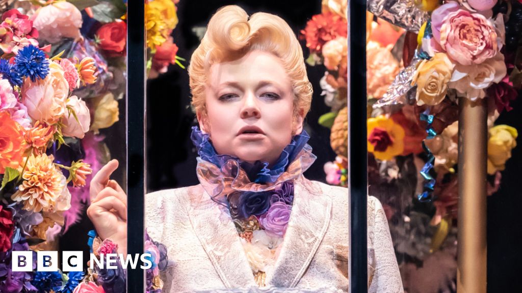 Sarah Snook 'unmissable' in West End, critics say