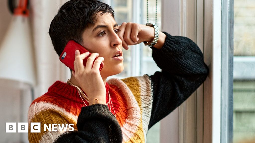 HMRC slammed as phone line waits get even longer