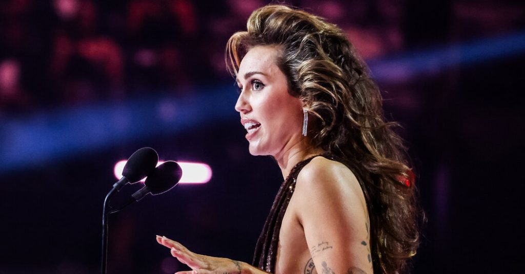 The Bouffant and Other Big Hairstyles Are Back