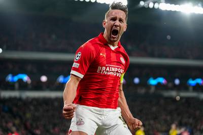 Luke de Jong surpasses Ruud van Nistelrooy to become PSV’s all-time top scorer
