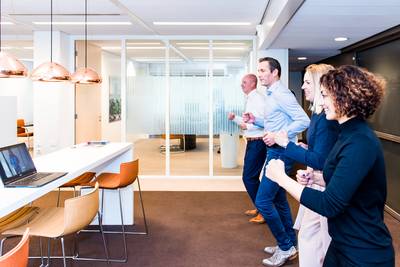 Het gevaar van zittend werken, waar Nederlanders in uitblinken: ‘Advies is om elk uur vijf minuten te bewegen’
