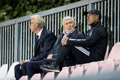 Club icon Simon Tahamata resigns as Ajax youth coach and doesn’t stay dry in guard of honor
