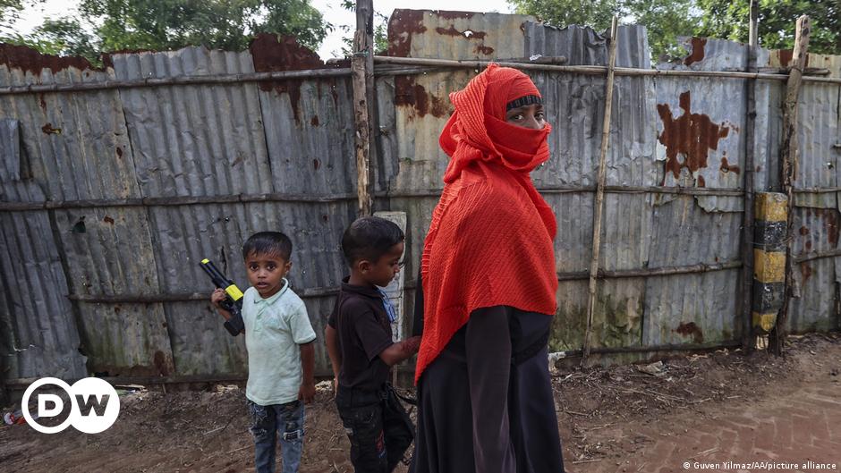 Rohingya in Bangladesh demand action against police abuse – DW – 02/02/2024