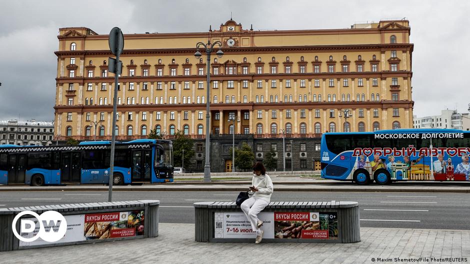 Russia detains US-Russian national for treason, reports say – DW – 02/20/2024