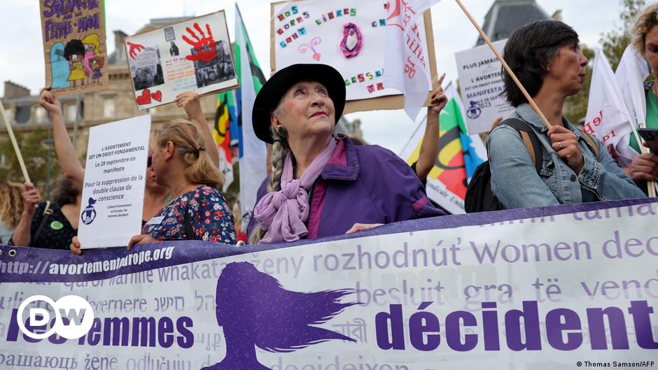 French lawmakers vote to enshrine abortion in constitution – DW – 01/31/2024