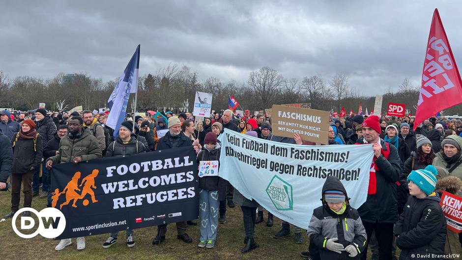 Berlin’s football community joins protests against far right – DW – 02/04/2024