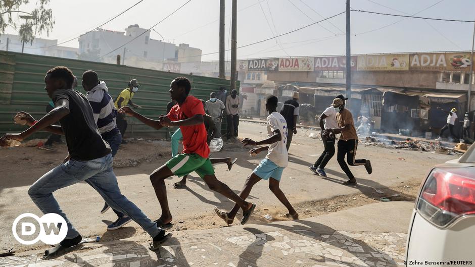 Police crack down on protests over election delay – DW – 02/04/2024