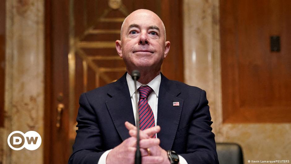 Biden homeland security chief survives impeachment vote – DW – 02/07/2024