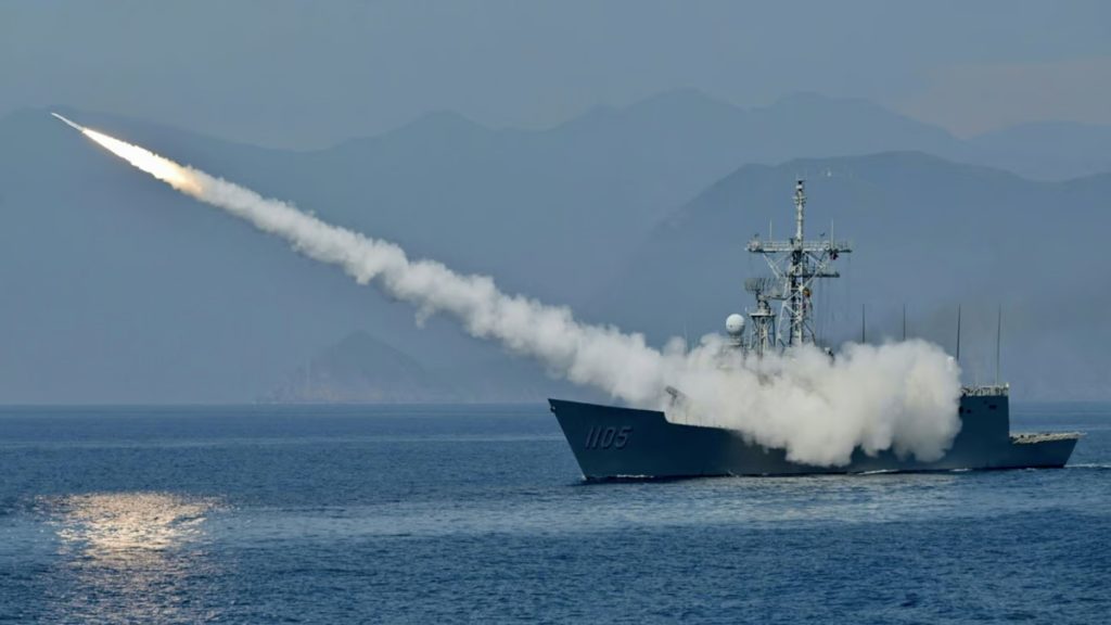 A US destroyer shoots down an anti-ship missile fired by the Houthis in the Strait of Aden
