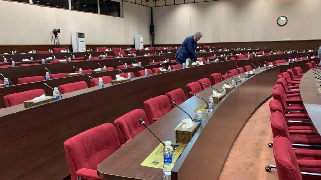 Parliament postpones its session for half an hour