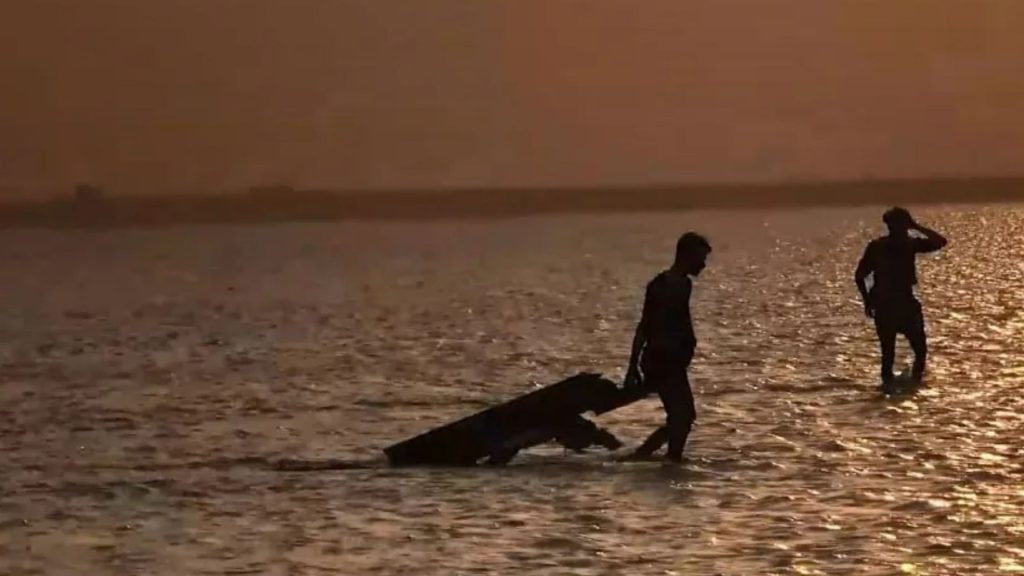 Houthis fighters pick up debris from ‘US drone’ after rebels ‘hit UK cargo ship with missile’ forcing crew to jump ship