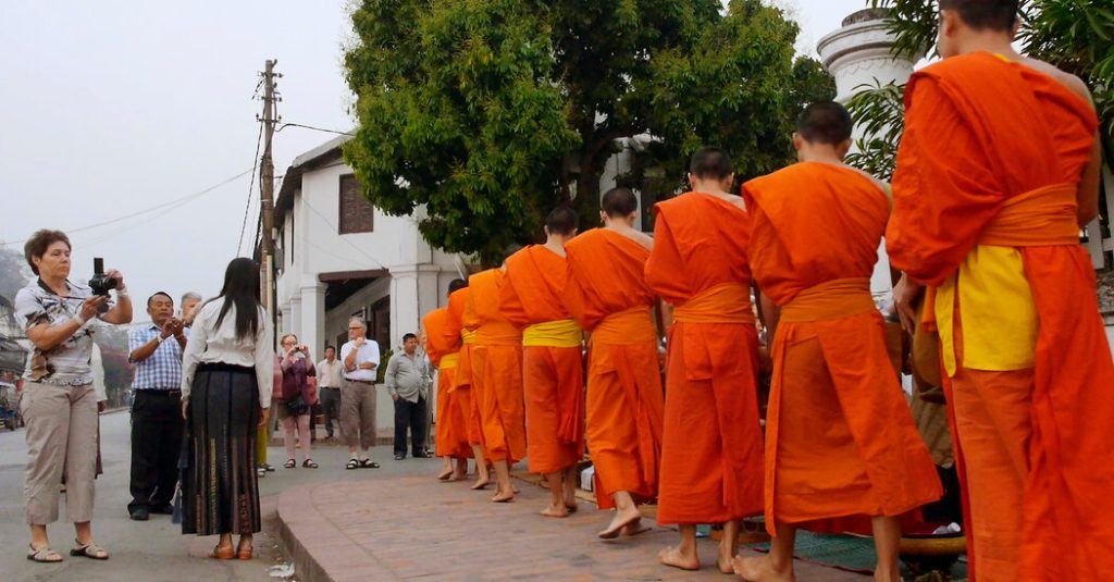 ‘Onlookers’ Review: Portraits of Picture Takers