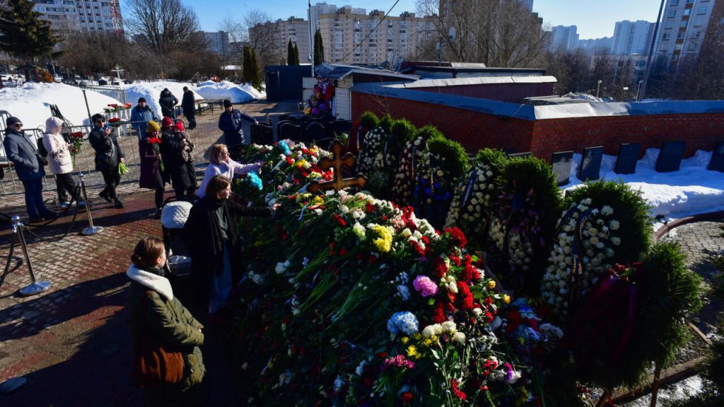 Hundreds of Navalny supporters pay tribute at his grave