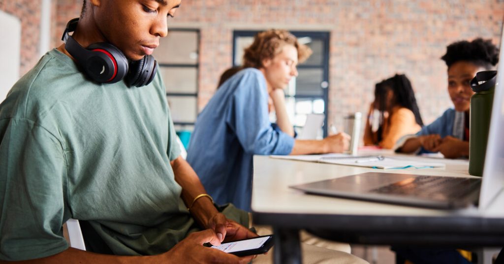 Why Young Singles Just Can’t Commit to Dating Apps