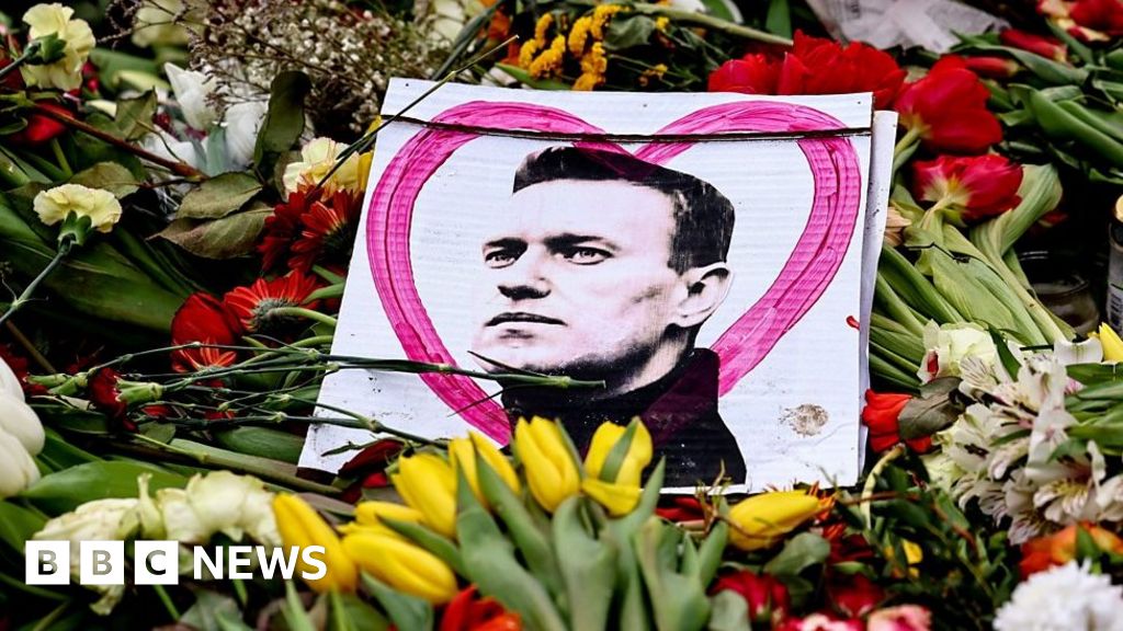 Navalny funeral: Crowds defiant as they honour political figure in Moscow