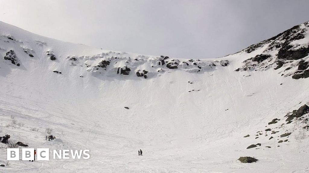 Skier dies after 600ft fall down Mount Washington