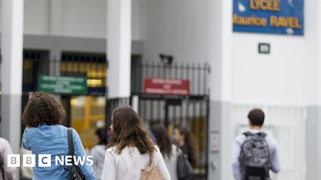School head resigns over Paris veil death threats
