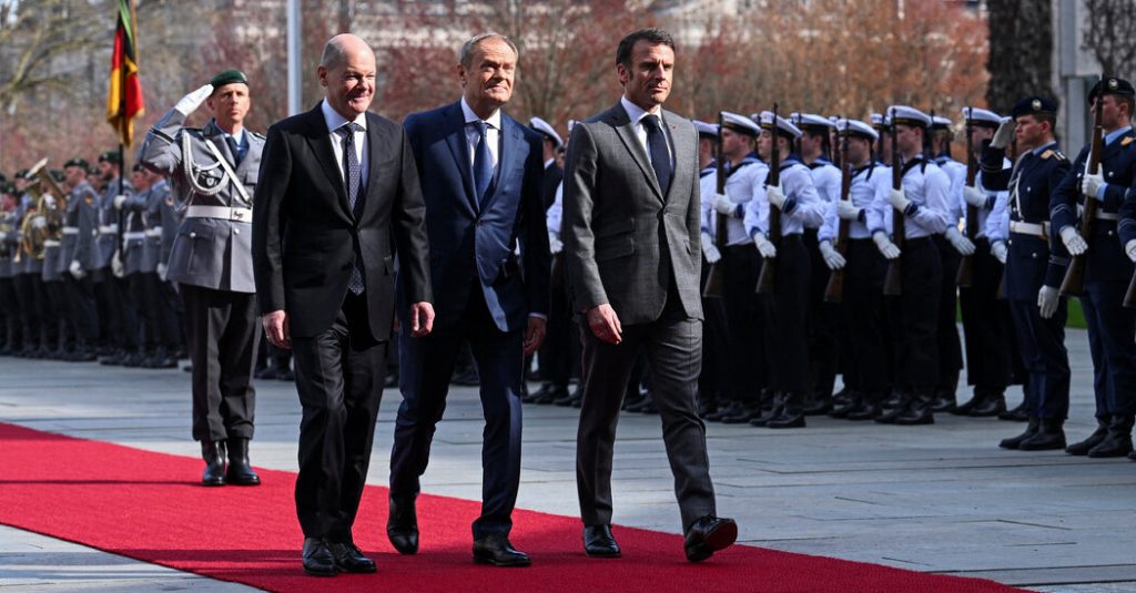 Macron and Scholz Meet to Patch Up Differences on Ukraine