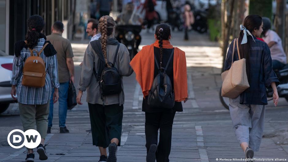 Iran’s women vow resistance against ‘misogynistic’ regime – DW – 03/08/2024