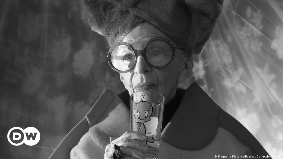 Style icon Iris Apfel dies at 102 – DW – 03/02/2024