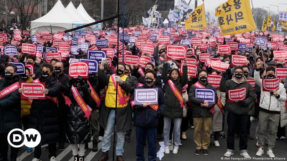 South Korea moves to suspend striking doctors’ licenses – DW – 03/04/2024