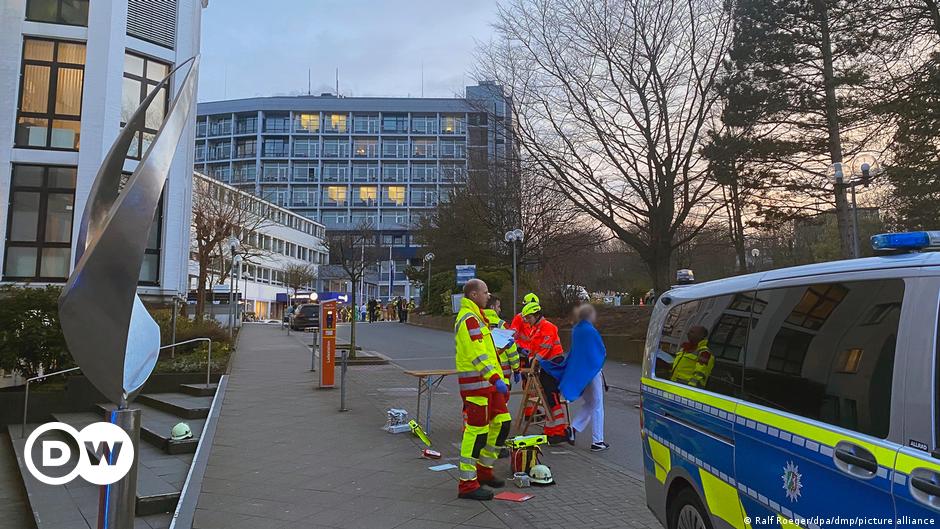 Woman barricades herself inside a clinic – DW – 03/04/2024