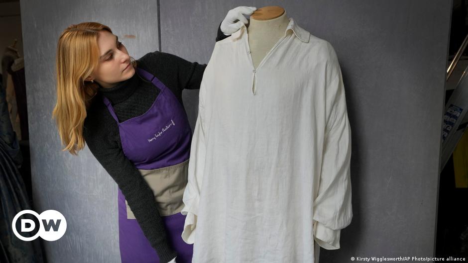 Colin Firth’s Pride and Prejudice wet shirt fetches tidy sum – DW – 03/06/2024