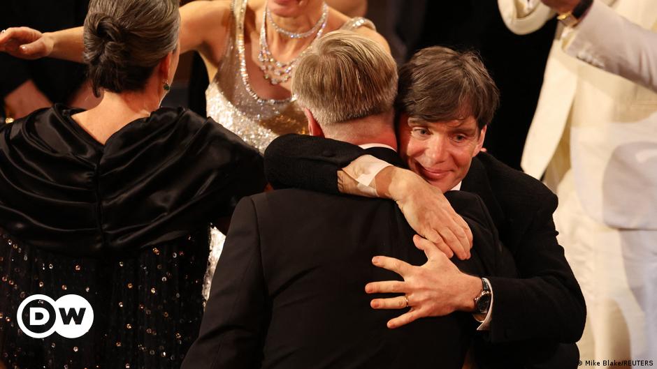 Nolan’s ‘Oppenheimer’ wins best picture – DW – 03/11/2024