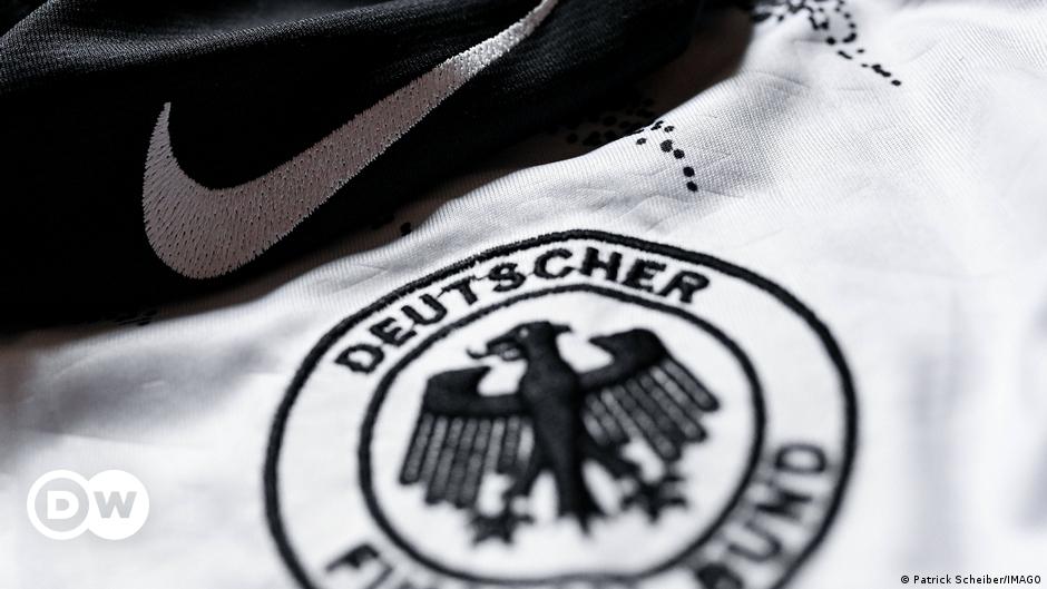 Habeck ‘happy to talk’ about Nike-Addidas switch – DW – 03/24/2024