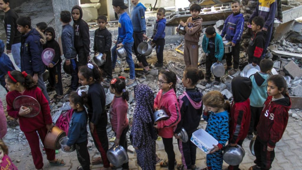 2,000 medical staff starving as UN mission reaches north Gaza hospital