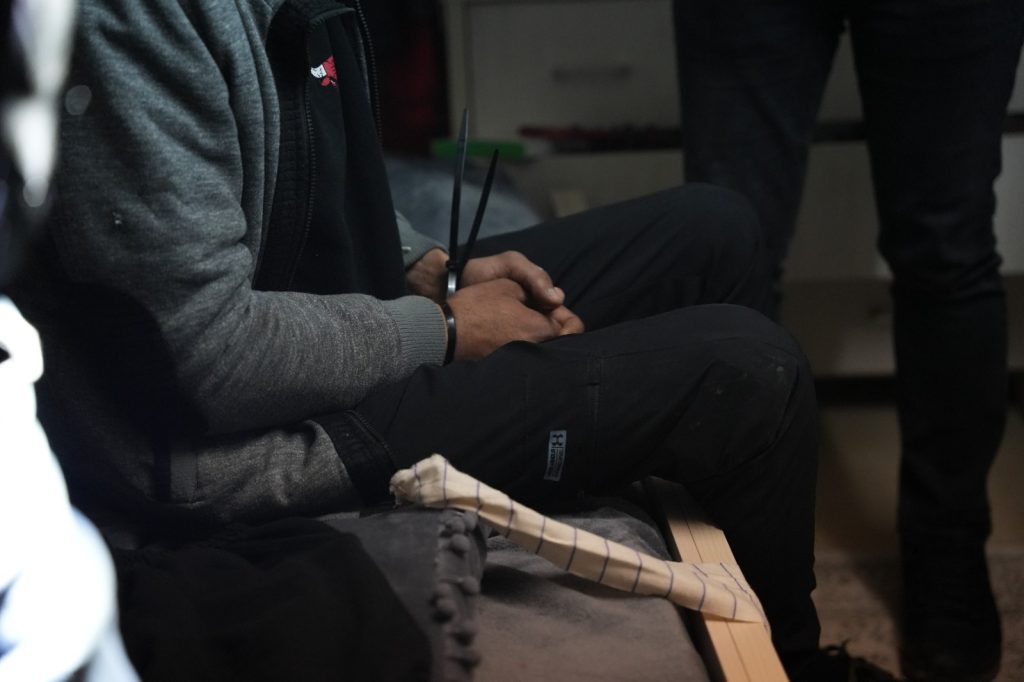 القبض على طرف مشاجرة وضبط أسلحة داخل عجلة – قناة الرشيد الفضائية