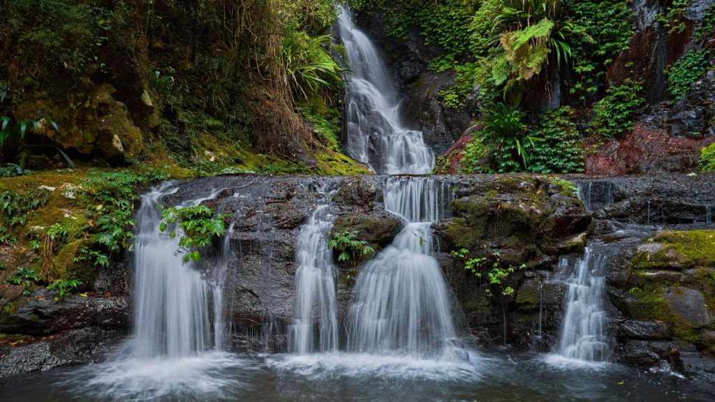 Hiker plunges 45ft to her death after trying to retrieve camera gear that had fallen into waterfall – The Sun