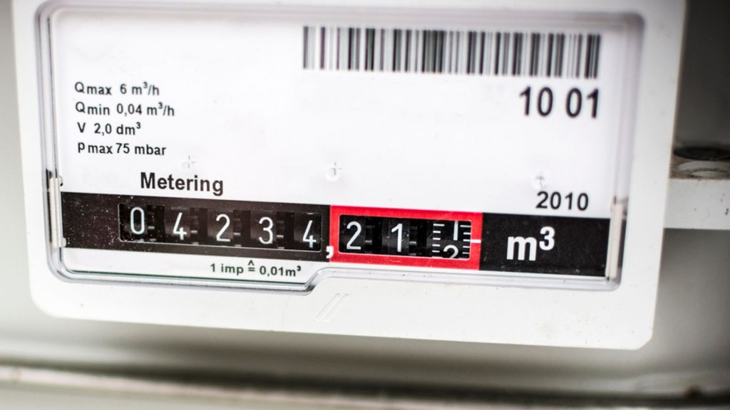 Millions urged to read energy meters this weekend to avoid overpaying as price cap falls again | UK News