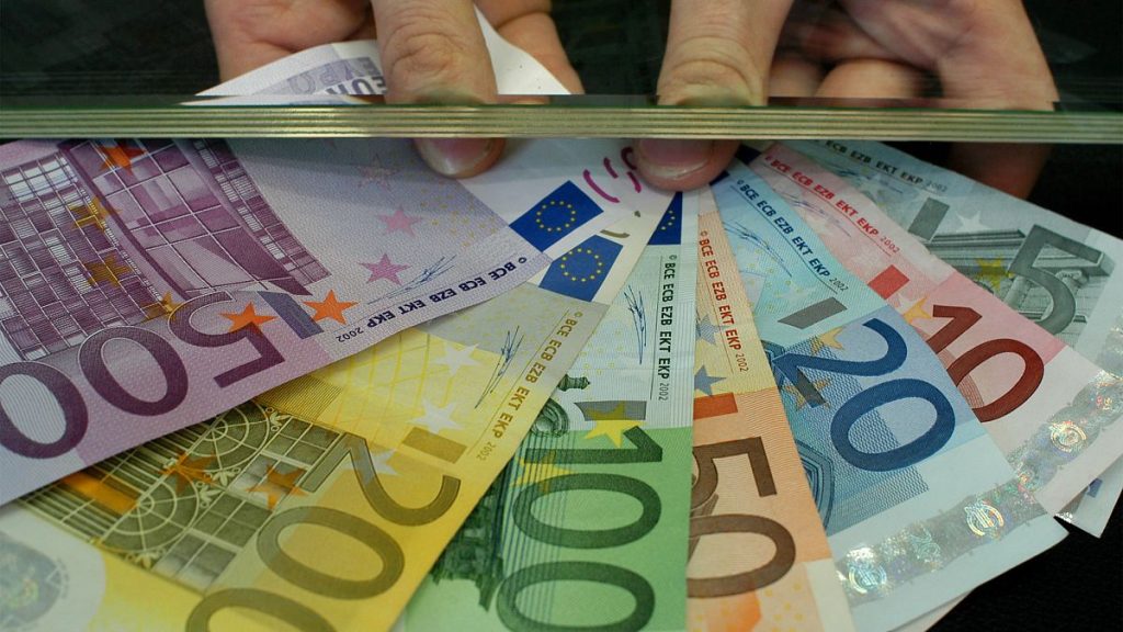 Video. From allowances to golden parachutes: How much are MEPs paid?