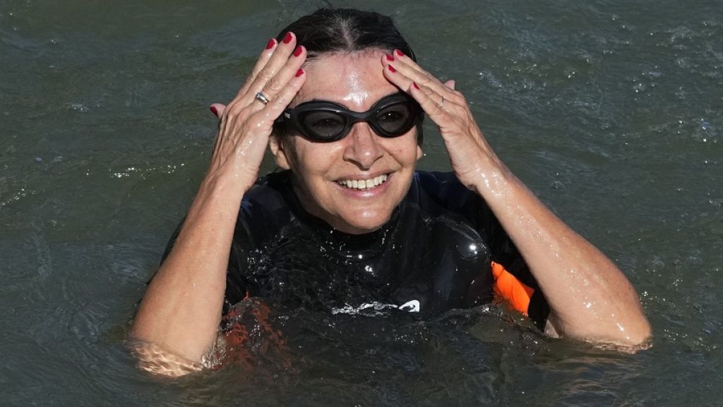 Video. WATCH: Paris mayor swims in Seine before Olympics