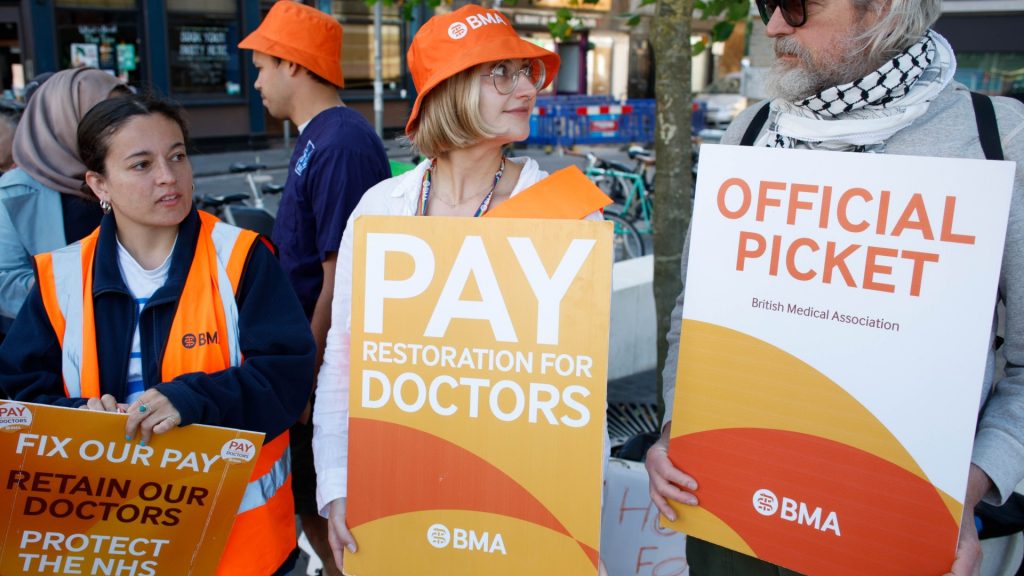 Junior doctors put strike action on hold in ‘crucial step’ to thrash out pay deal with Government