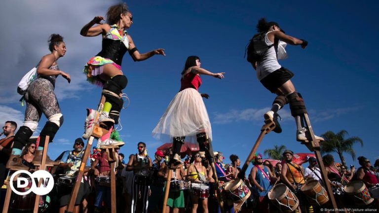 A brief history of stilt walking – DW – 07/26/2024