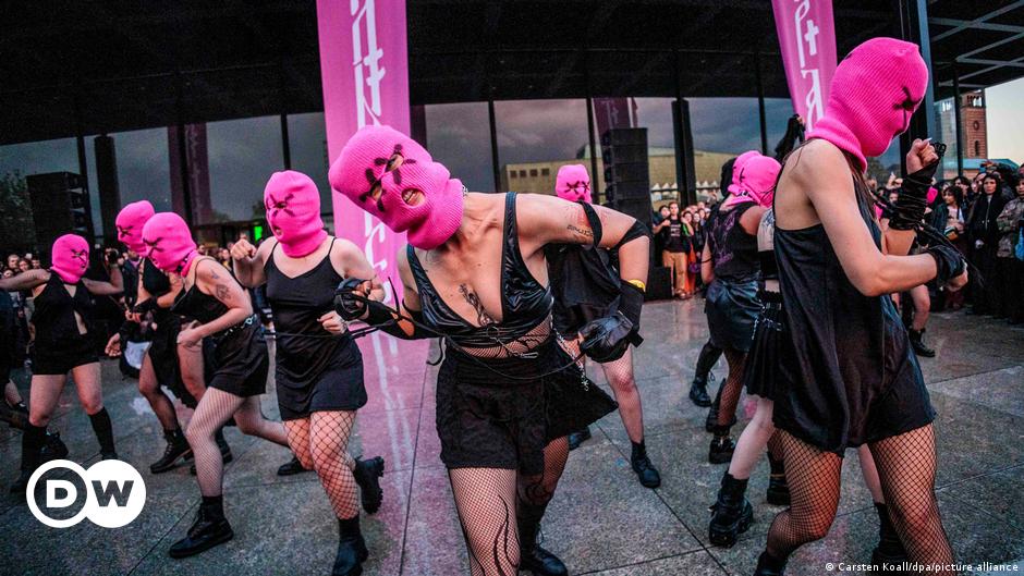 Pussy Riot founder channels her rage against Putin into art – DW – 07/05/2024