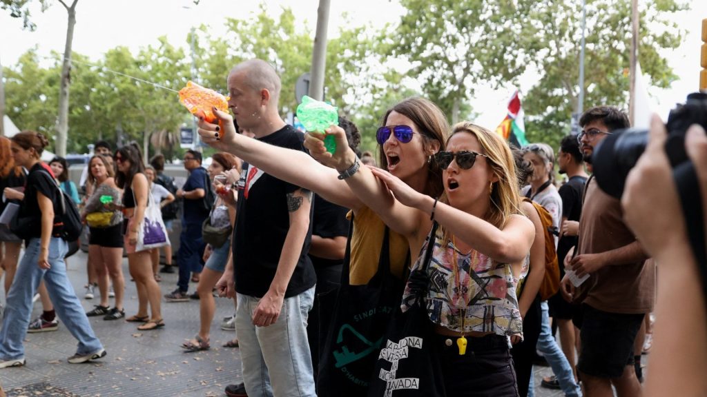 Majorca officials beg anti-tourist zealots to ‘respect’ Brits at new protest after water pistol chaos in Barcelona